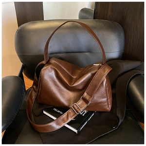 Detail der braunen Vintage-Ledertasche mit Wachsfinish und verstellbarem breitem Gurt