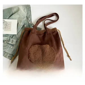 Dettaglio della borsa tote vintage in pelle scamosciata marrone con coulisse e pile