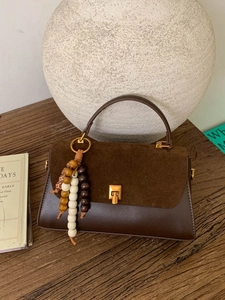 Sac bandoulière vintage marron foncé avec rabat en daim et pompon perles sur bois