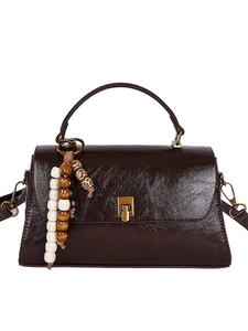 Sac bandoulière marron foncé vintage en similicuir brillant avec gland en perles