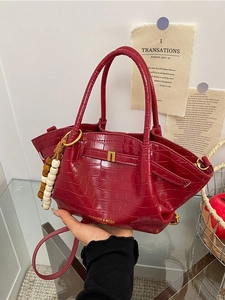Elegante borsa a secchiello rosso vino con motivo coccodrillo, ciondoli e manici superiori