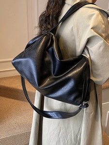 Minimalistische schwarze PU-Leder Hobo-Tasche in Übergröße mit Falten und breitem Gurt
