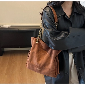 Sac fourre-tout en daim marron avec surpiqûres en losange et bandoulière en chaîne