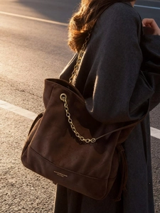 Grand sac cabas en daim marron foncé avec chaîne dorée épaisse pour mode hivernale
