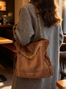 Sac fourre-tout en daim marron avec surpiqûres en losange et bandoulière chaîne dorée