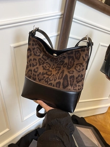 Minimalist leopard print拼接 large capacity bucket bag with black leather shoulder strap