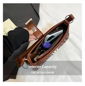 Capacità interna della borsa a tracolla intrecciata marrone con cellulare e trucchi