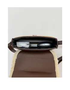 Vue intérieure d'un sac bandoulière marron montrant sa capacité de rangement