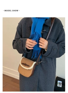 Sac bandoulière marron avec bordure en peluche porté par un mannequin pour l'hiver