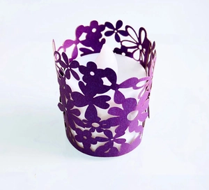 Détail macro du motif floral violet découpé au laser pour décoration de bougie LED