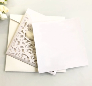 Détail du motif floral découpé au laser sur les invitations de mariage blanc crème
