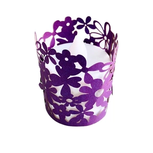 Abat-jour en papier violet découpé au laser avec bougie LED blanche sur fond blanc