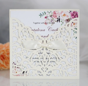 Détail de l'invitation de mariage en dentelle découpée au laser avec carte florale