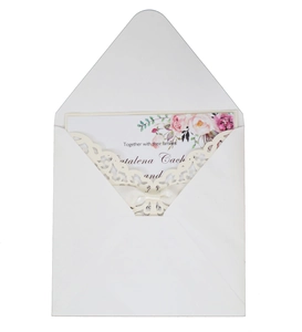 Détail d'invitation de mariage découpée au laser avec pochette ivoire et carte florale rose