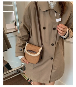 Détail du sac bandoulière en daim marron avec bordure en fausse fourrure crème