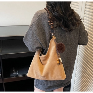 Sac fourre-tout en daim marron avec bandoulière en perles de bois et pompon en peluche