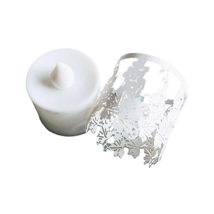 Candela LED bianca con elegante involucro in carta traforata a laser per feste e nozze