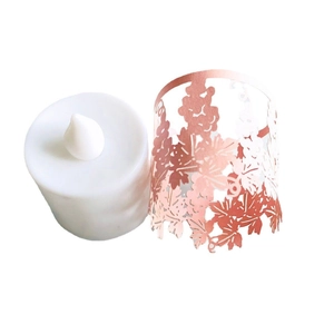 Candela LED con bordo decorativo in pizzo foglia traforato in oro rosa