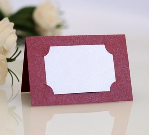 Marque-place élégants bordeaux avec dentelle ajourée nacrée pour décoration de table mariage