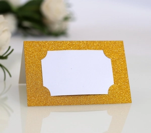 Gros plan d'un marque-place de mariage doré scintillant avec espace d'écriture élégant