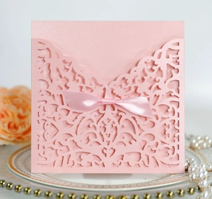 Invitation de mariage rose découpée au laser avec nœud en soie et papier perlé