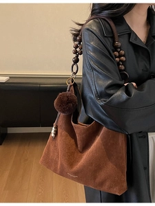 Sac fourre-tout en daim marron avec anse en perles de bois et breloque en peluche