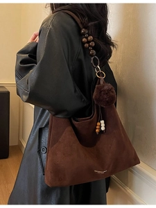 Sac cabas en daim marron avec bandoulière en perles de bois et pendentif peluche