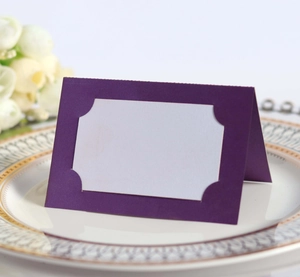 Détail du marque-place rose découpé au laser avec dentelle sur une assiette en céramique