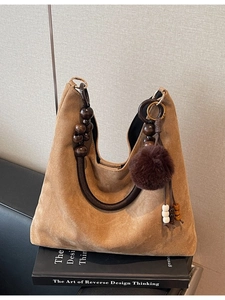 Grand sac cabas en daim minimaliste avec poignée en perles de bois et breloque peluche