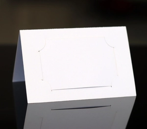 Vue rapprochée du marque-place blanc découpé au laser avec bordure en dentelle élégante