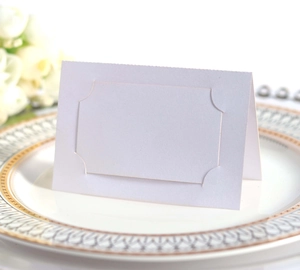 Élégante carte de table de mariage découpée au laser sur une assiette à bord doré