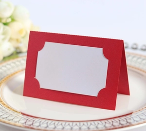 Marque-place de mariage en dentelle rose découpée au laser sur une assiette blanche