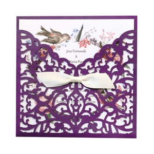 Détail de l'invitation dentelle découpée au laser avec nœud crème et carte florale