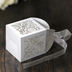 Détail de la découpe laser motif soleil sur la boîte cadeau blanche élégante