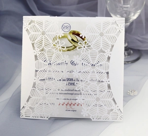 Élégante carte d'invitation de mariage blanche découpée au laser avec motifs floraux