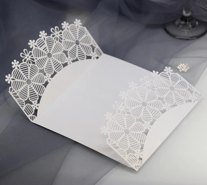 Élégante invitation de mariage blanche découpée au laser avec motifs floraux ajourés