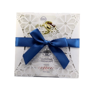 Invitation de mariage découpée au laser blanche avec ruban en satin bleu marine