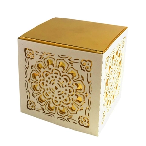 Dettaglio dei motivi mandala tagliati al laser su scatola regalo color crema e oro