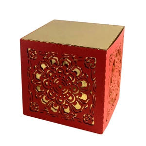 Dettaglio della scatola regalo rossa con intricati motivi floreali tagliati al laser