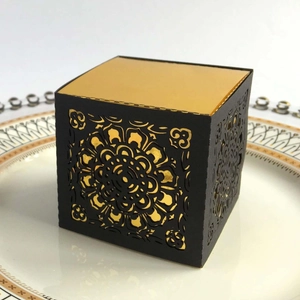 Dettaglio della scatola regalo nera tagliata al laser con motivo mandala floreale dorato