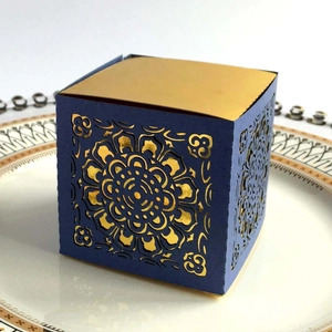 Dettaglio della scatola regalo mandala tagliata al laser in blu navy e oro