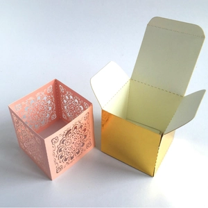 Scatole per bomboniere rosa intagliate al laser e oro perlato per confezioni regalo eleganti