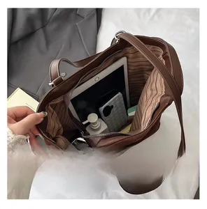 Vue détaillée de l'intérieur du grand sac cabas en daim marron avec sa doublure rayée chic