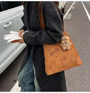 Sac cabas en daim marron avec graffitis de dessins animés et porte-clés ours
