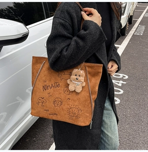 Sac cabas en simili daim marron avec motifs de dessins animés et pendentif ours en peluche