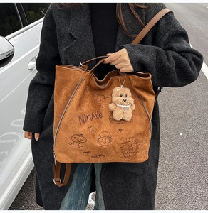 Sac cabas en daim marron avec illustrations ludiques et charm ours en peluche marron