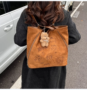 Détails du sac cabas en daim marron avec broderie cartoon et breloque ours