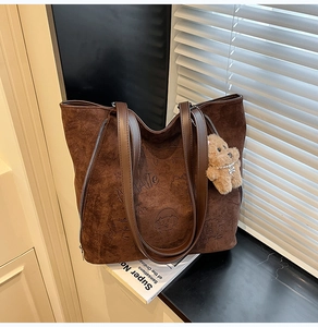 Sac cabas en daim marron avec gaufrage dessin animé et breloque ours en peluche