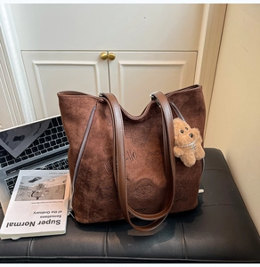 Détail du grand sac cabas en daim marron avec gaufrage de dessin animé et ours en peluche
