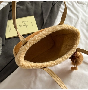 Détail d'un sac cabas en daim marron avec doublure en polaire douce et pompon